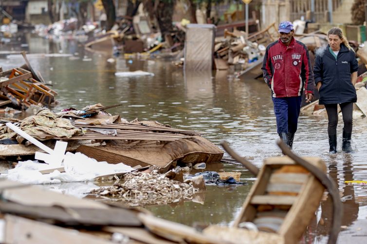 Porto Alegre (RS), 20/06/2024 - Moradores em rua alagada pela enchente no município de Eldorado do Sul. Foto: Bruno Peres/Agência Brasil