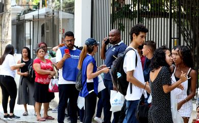 Rio de Janeiro (RJ), 12/11/2023- Candidatos aguardam abertura dos portões para o segundo dia provas do Enem 2023, na Universidade Veiga de Almeida, na Tijuca, zona norte da cidade. Foto: Tânia Rêgo/Agência Brasil