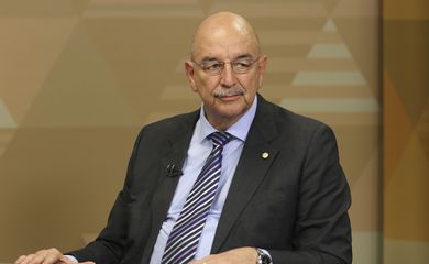 O ministro da Cidadania, Osmar Terra, dá entrevista ao programa Brasil em Pauta, da TV Brasil,  em Brasília. 