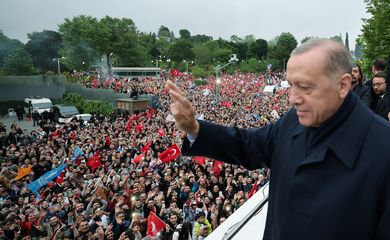 Turkish President Tayyip Erdogan greets his supporters following early exit poll results for the second round of the presidential election in Istanbul, Turkey May 28, 2023. Murat Cetinmuhurdar/Presidential Press Office/Handout via REUTERS