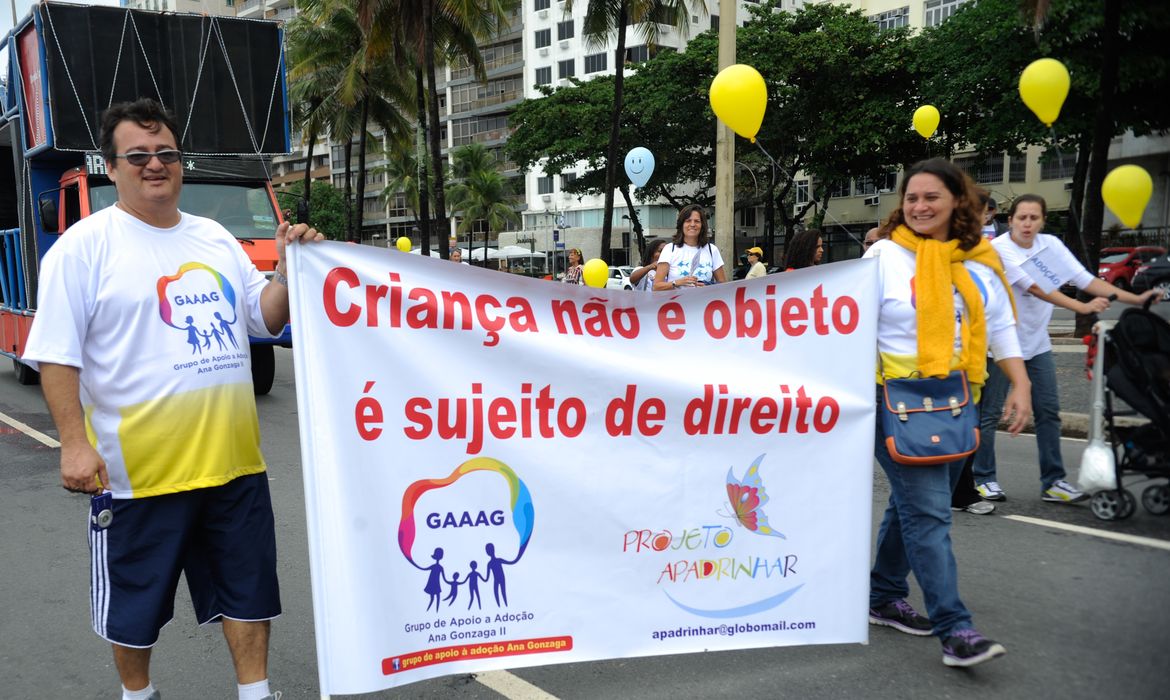 Rio de Janeiro -Para marcar o Dia Nacional da Adoção, grupos que apoiam a causa da adoção de crianças e adolescentes realizaram hoje (25), caminhada na Praia de Copacabana.