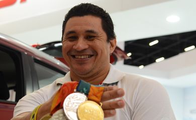 O atleta paralímpico Clodoaldo Silva participa da Feira Internacional de Tecnologias em Reabilitação, Inclusão e Acessibilidade, no São Paulo Expo (Rovena Rosa/Agência Brasil)