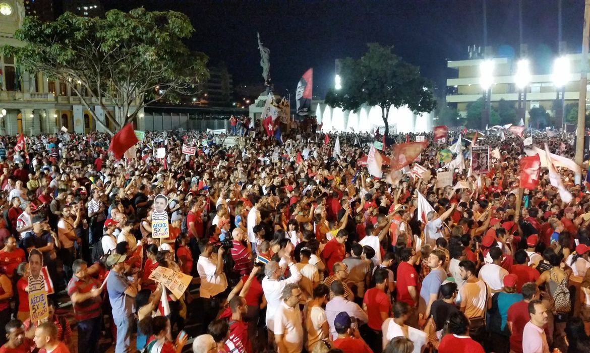 Manifestantes contrários ao impeachment da presidenta Dilma Rousseff participam de ato no centro de Belo Horizonte 