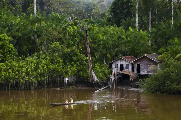 Moradores de comunidades ribeirinhas do arquipélago de Marajó se aproximam do Navio Auxiliar Pará.