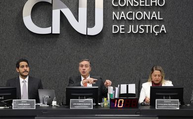 02/04/2024, - Sessão plenária da CNJ para julgar processo disciplinar contra juiz por suspeita de participação político-partidária. Na mesa: Jorge Messias (AGU), Luís Roberto Barroso (Pres. do STF e do CNJ), Cynthia Maria Pina Resende (TJE-BA).  Foto: Antonio Cruz/Agência Brasil