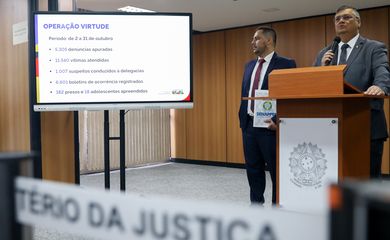 Brasília (DF), 31/10/2023,  O Secretário Nacional de Políticas Penais, Rafael Velasco Brandani, o ministro da Justiça e Segurança Pública, Flávio Dino, apresentam o balanço da Operação Virtude, no ministério da Justiça. Foto: José Cruz/Agência Brasil
