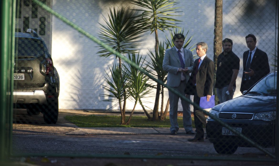 Brasília - A Polícia Federal está na residência oficial do presidente da Câmara dos Deputados, Eduardo Cunha, no Lago Sul em Brasília, para cumprir mandados de busca e apreensão (Marcelo Camargo/Agência Brasil)