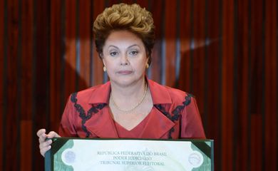 O presidente do TSE, Dias Toffoli, diploma a presidenta reeleita Dilma Rousseff (Valter Campanato/Agência Brasil)