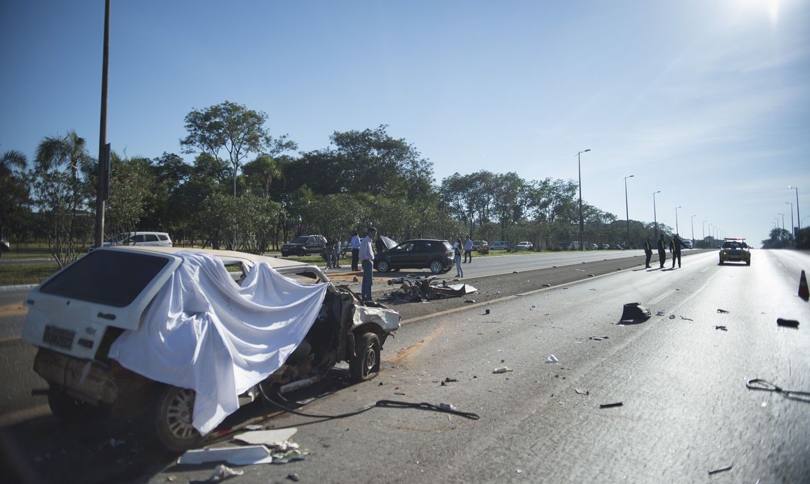 Acidente de trânsito envolvendo dois carros no Eixão Sul, em Brasília, deixou 4 feridos e uma vítima fatal. 