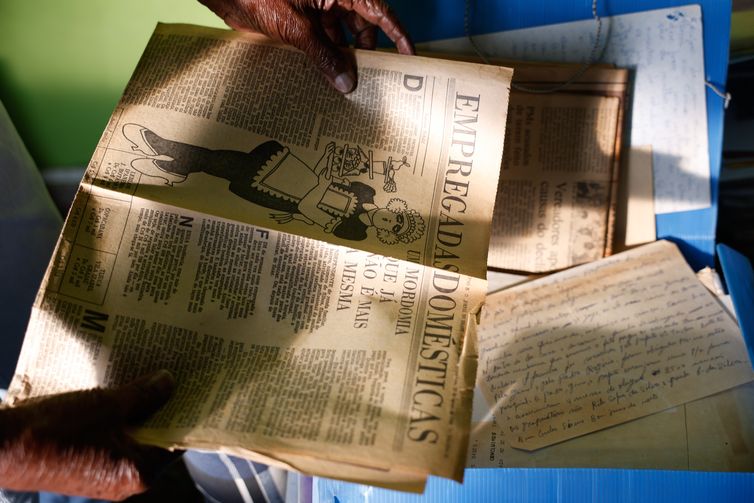 Rio de Janeiro (RJ), 25/06/2025 - Anazir Maria de Oliveira, conhecida como Dona Zica, 92 anos, uma das fundadoras do Sidicato dos Trabalhadores Domésticos do Rio de Janeiro, da Central Única dos Trabalhadores(CUT) e do Partido dos Trabalhadores(PT), em sua casa. Foto: Tânia Rêgo/Agência Brasil