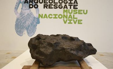 Meteorito Santa Luzia na exposição Museu Nacional Vive - Arqueologia do Resgate, a primeira com peças retiradas do incêndio, no Centro Cultural Banco do Brasil. 
