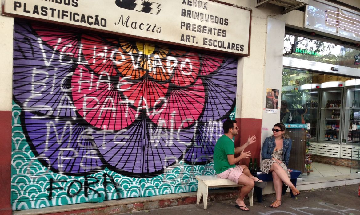 Pichação homofóbica é refeita em grafite no Rio