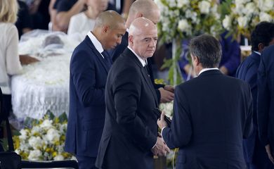 Presidente da Fifa, Gianni Infantino, comparece ao velório de Pelé na Vila Belmiro