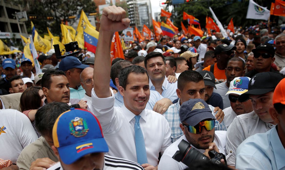 Manifestantes fazem passeata com Juan Guaidó em Caracas