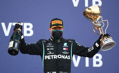 F1 - GP da Rússia - Valtteri Bottas, da Mercedes, celebra no pódio após vencer a corrida.