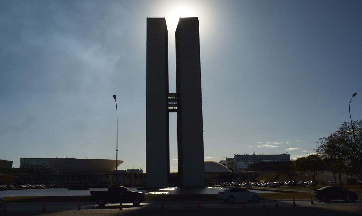 Há mais de 100 dias sem chuva, Brasília tem paisagens alteradas pela estiagem