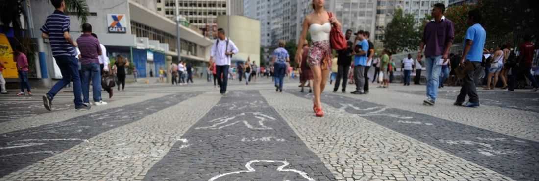 Silhuetas de corpos desenhadas no Largo da Carioca alertam para assassinatos no Rio Silhuetas de corpos desenhadas no Largo da Carioca alertam para assassinatos no Rio