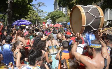 Bloco de carnaval desfila pela Cinelândia, no centro do Rio de Janeiro