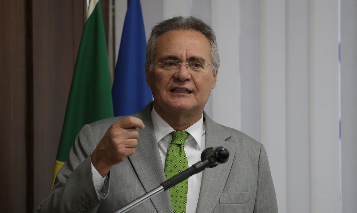 Brasília - Presidente do Senado, Renan Calheiros, fala à comissão de juristas ao receber o anteprojeto da Lei Geral do Desporto Brasileiro  (José Cruz/Agência Brasil)