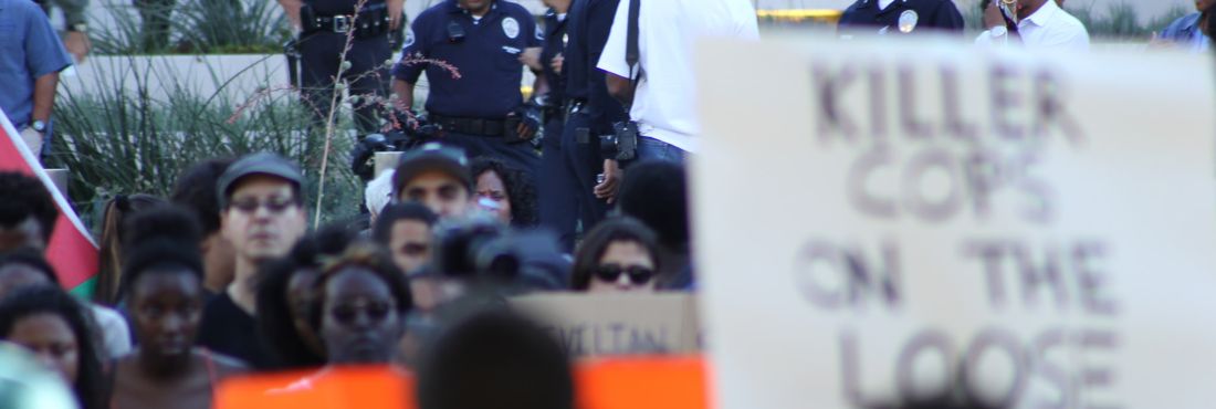 Polícia detém 47 pessoas em primeira manifestação pacífica em Ferguson