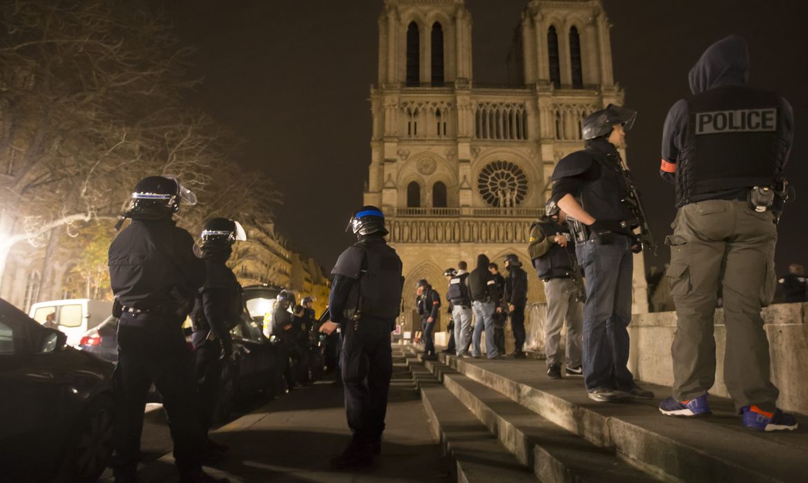 Equipes de polícia se aglomeram em frente à Catedral Notre-Dame. Lugares públicos são fechados