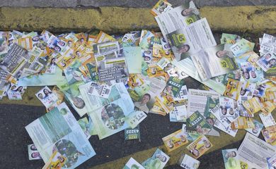 Recife - Locais de votação no Recife amanheceram repletos de panfletos e santinhos de candidatos (SumaiaVillela/Agência Brasil)