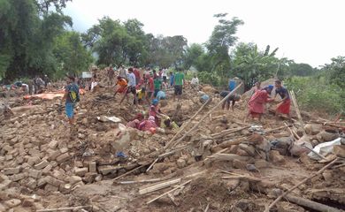 epa04356427 Nepalese flood victims collect their belongings after flood swept their houses at Motipur village of Dang District,  Eastern Nepal, 16 August 2014. At least 58 people were reported dead monsoon flooding and landslides across Nepal, local media said 16 August. Seven people were killed when a swollen river swept them away in Dang district, also in south-western Nepal. The torrential rains obstructed major highways and stranded hundreds, while hundreds more have been displaced by flooding in the southern plains.  Agência Lusa/Durga LAL K.C./Proibida reprodução