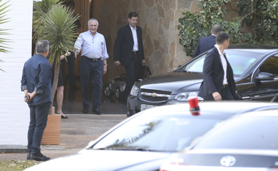 Presidente Michel Temer deixa a casa do presidente da Câmara, Rodrigo Maia, depois de um almoço (Foto Valter Campanato - Agência Brasil)
