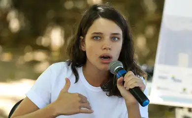 A atriz Bruna Linzmeyer participa de debate com o tema  