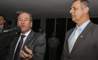 O Ministro da Defesa, Fernando Azevedo e o Porta-voz da Presidência, Otávio Rêgo Barros, falam à imprensa após reunião com o presidente, Jair Bolsonaro e comandantes das forças armadas.