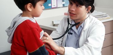Pediatra examina criança