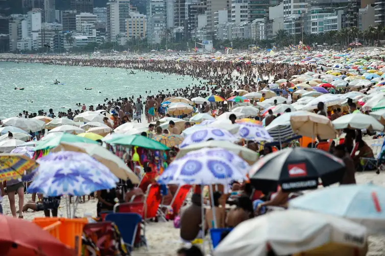Cariocas e turistas lotam praias do Rio em dia de altas temperaturas (Tomaz Silva/Agência Brasil)