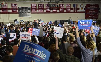 Apoiadores do candidato democrata Bernie Sanders, nas convenções partidárias de Iowa