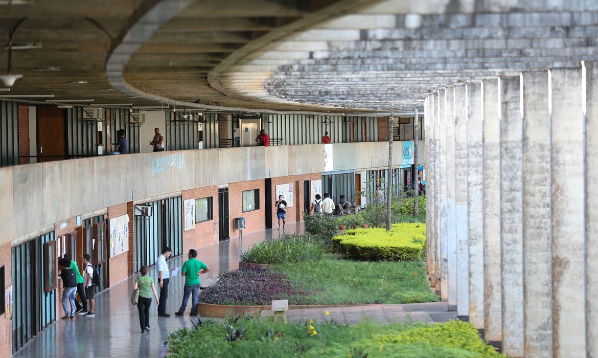 Brasília - Incluída no rodízio de abastecimento do DF, a Universidade de Brasília (UnB) está tomando medidas para reduzir o consumo de água, como adiar o início das aulas no principal campus da instituição em função do racionamento (Fabio