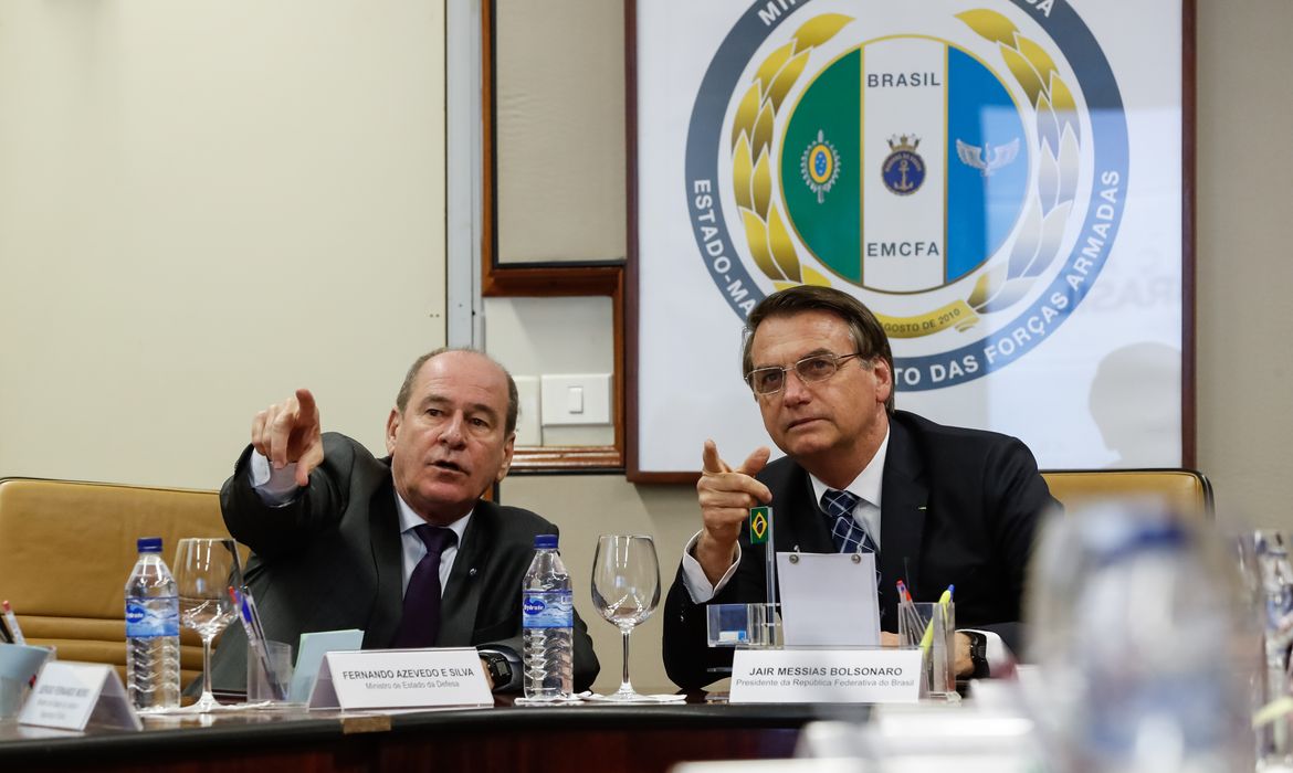 O Ministro da Defesa, Fernando Azevedo e o   Presidente da República, Jair Bolsonaro, durante reunião com as forças armadas