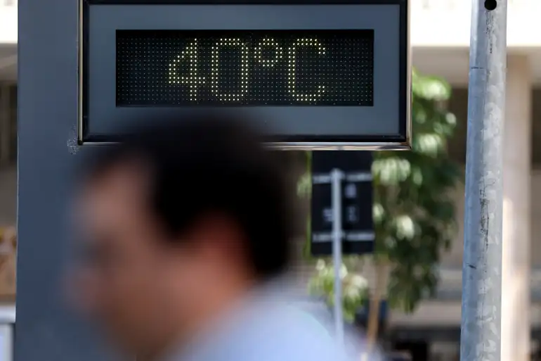 Rio de Janeiro (RJ), 24/08/2023 - Rio de Janeiro (RJ), 24/08/2023 - Termômetro, no centro da cidade, chega a marcar 40 graus em meio a forte onda de calor. Foto:Tânia Rêgo/Agência Brasil