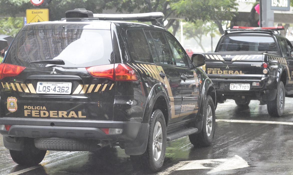 Policiais federais cumprem mandados de busca e apreensão na sede da empreiteira Norberto Odebrecht, no Rio de Janeiro, como parte da 14ª fase da Operação Lava Jato (Tânia Rêgo/Agência Brasil)