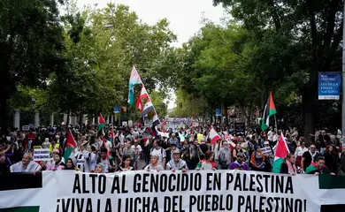 05/10/2024 Roma, Itália. Manifestantes jogam objetos durante confrontos com oficiais da Polícia e da Guardia di Finanza, em um protesto para expressar apoio aos palestinos em Gaza, antes do aniversário do ataque de 7 de outubro, em meio ao conflito Israel-Hamas, em Roma, Itália, 5 de outubro de 2024 REUTERS/Yara Nardi.