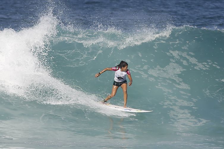 A surfista brasileira Silvana Lima compete na etapa brasileira da Liga Mundial de Surfe, na praia de Itaúna, em Saquarema, Rio de Janeiro.