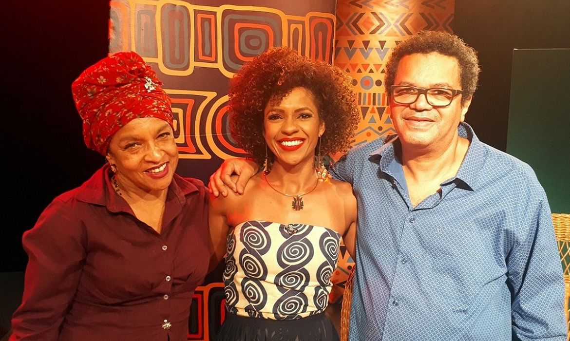 Um Abraço Negro estreia com Luciana Barreto (centro) entrevistando Elisa Lucinda e Marquinhos de Oswaldo Cruz 