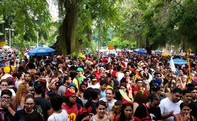 Rio de Janeiro - Bloco Marcha Nerd na Praça Xavier de Brito, Tijuca, zona norte, tira nerds e geeks da frente do computador durante a folia (Akemi Nitahara/Agência Brasil)
