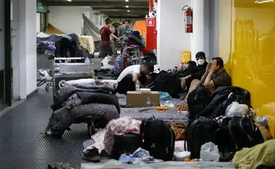 Guarulhos (SP) 27/06/2023  - Surto de sarna atinge afegãos acampados no Aeroporto de Guarulhos.
Equipe de Saúde da prefeitura de Guarulhos identificou um surto de sarna entre os afegãos acampados no Aeroporto de Guarulhos. Aline Sobral do Coletivo Frente Afegã mostra menina com sarna. 
Foto Paulo Pinto/Agência Brasil

