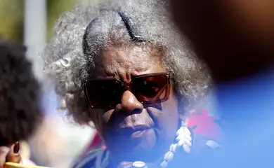 Rio de Janeiro (RJ), 28/07/2024 - A escritora, Conceição Evaristo, participa da 10ª Marcha das Mulheres Negras do RJ.  Mulheres negras marcham contra o racismo e pelo bem viver, na praia de  Copacabana, zona sul da cidade. Foto: Tânia Rêgo/Agência Brasil
