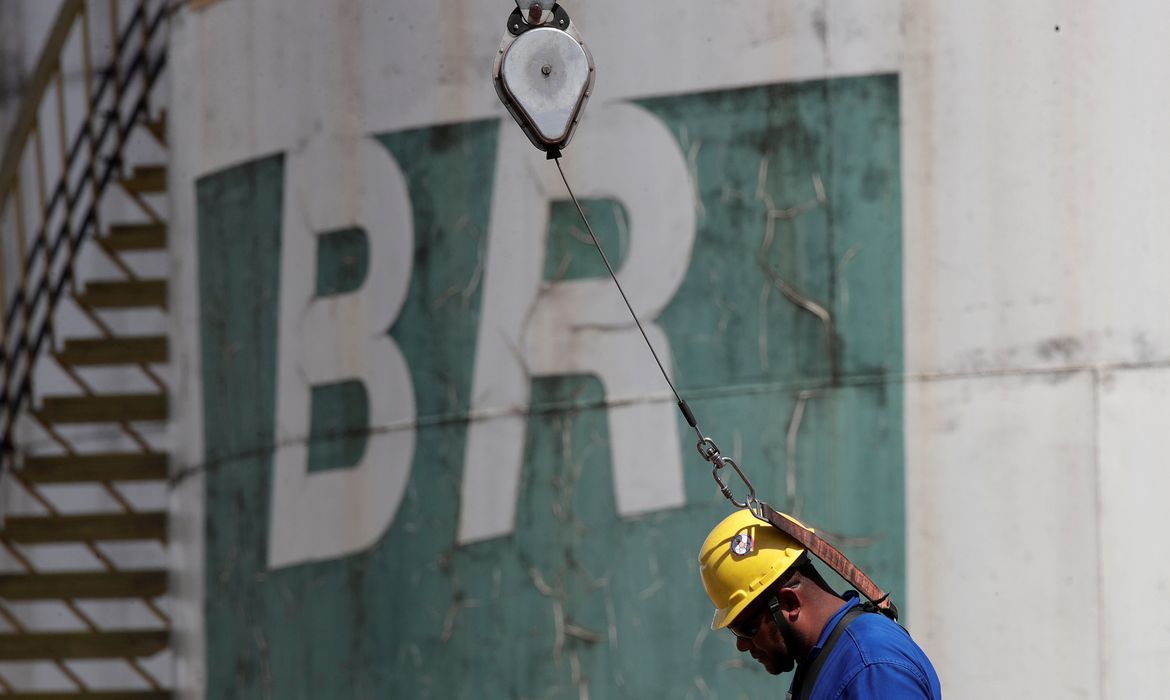 Um trabalhador fica perto de um tanque da empresa estatal de petróleo da Petrobras em Brasília