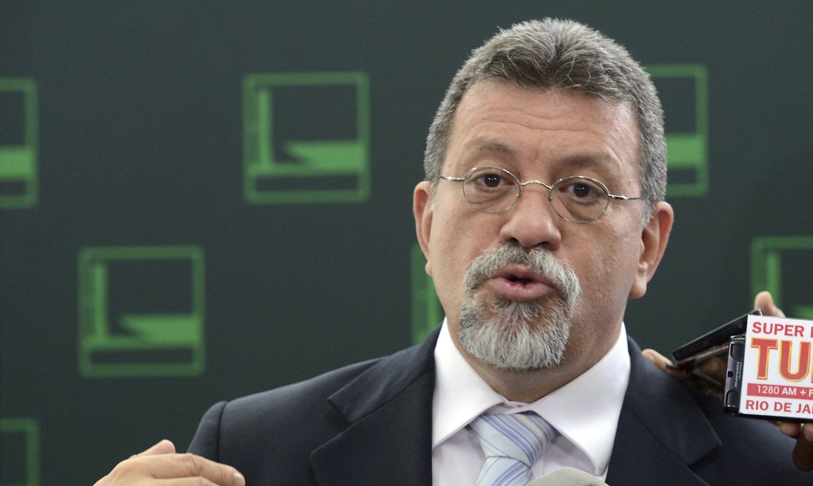Brasília - O líder do PT na Câmara dos Deputados, Afonso Florence, em entrevista sobre a indicação de Lula para a Casa Civil (Antonio Cruz/Agência Brasil)