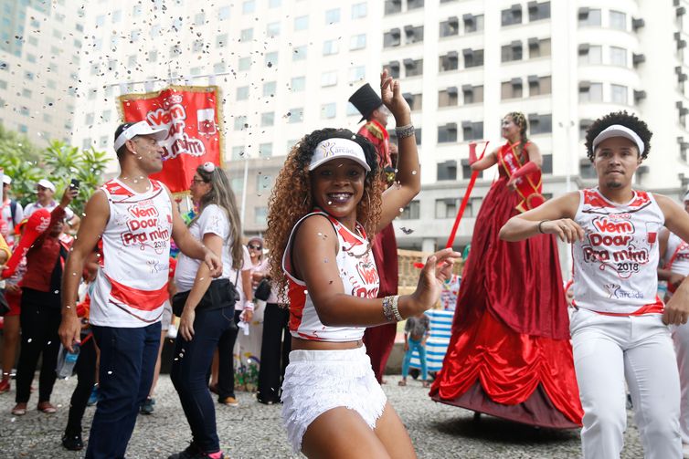 Rio de Janeiro - Bloco Vem Doar pra Mim convoca foliões no centro da cidade para doar sangue no Hemorio (Tomaz Silva/Agência Brasil)