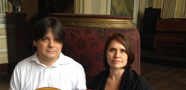 Duo Adour : Andréa e Fábio apresentam obras inéditas para violão e voz