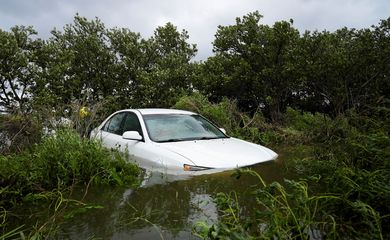 Veículo fica parcialmente submerso após apassagem do furacão Idalia, em Cedar Key, Flórida