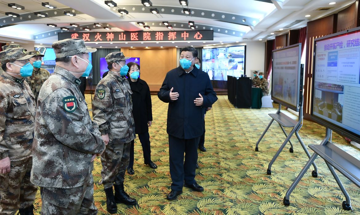 Presidente chinês Xi Jinping visita a cidade de Wuhan pela primeira vez desde o cerco imposto para quarentena à área de origem do novo coronavírus