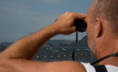 Rio de Janeiro - Público sem ingresso para os Jogos Rio 2016 assiste à competição de vela na Praia do Flamengo  (Tânia Rêgo/Agência Brasil)